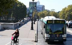 Paris : un chauffeur de bus violemment agressé par un automobiliste place de la Bastille