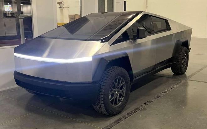 Cybertruck : de nouvelles images et des surprises pour le pick-up électrique de Tesla