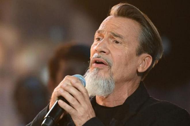 « T’es un guerrier », « courage » : Florent Pagny, atteint d’un cancer du poumon, reçoit une vague de soutien