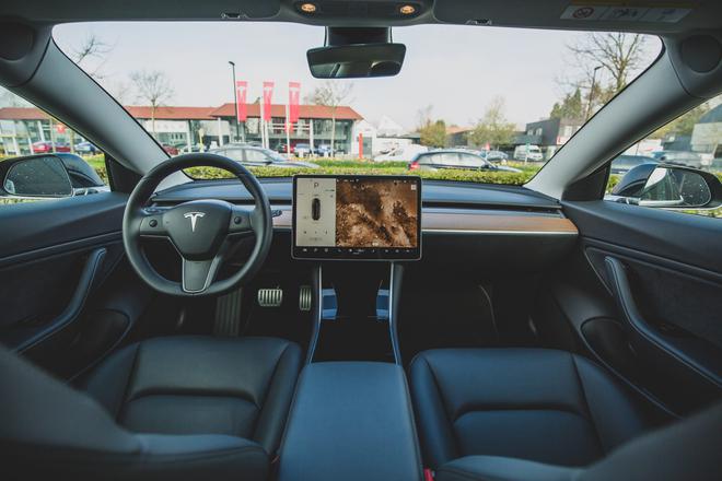 États-Unis : Tesla contrainte de supprimer une fonction du Full Self-Driving