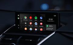 Une fuite de la nouvelle version Android Auto montre un design inspiré de Apple CarPlay !