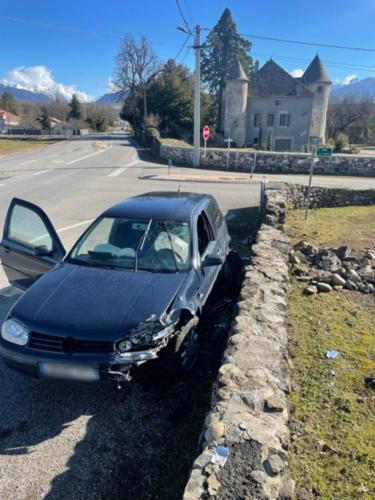 Nangy : il refuse de s’arrêter à un contrôle et finit dans le muret de la chapelle