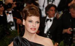 Défigurée par la chirurgie esthétique, Linda Evangelista ne veut plus se cacher