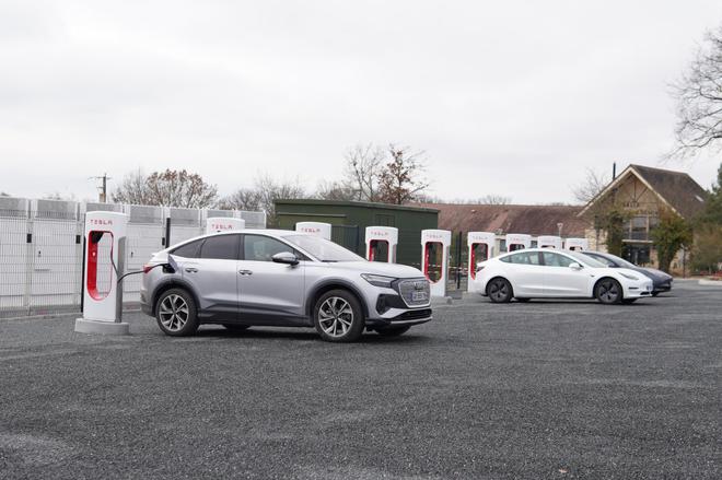 J’ai testé un Superchargeur Tesla avec une Audi, voici mon expérience