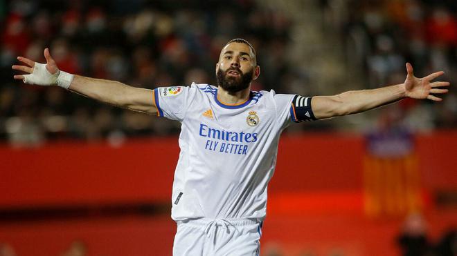 L'attaquant français du Real Madrid, Karim Benzema, à la lutte avec son compatriote, le milieu de terrain de Chelsea, N'Golo Kanté, lors de la demi-finale aller de la Ligue des Champions, le 27 avril 2021 au Stade Alfredo di Stefano à Valdebebas