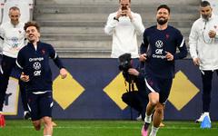 Foot : les Bleus avec Giroud titulaire contre la Côte d'Ivoire, Mbappé sur le banc