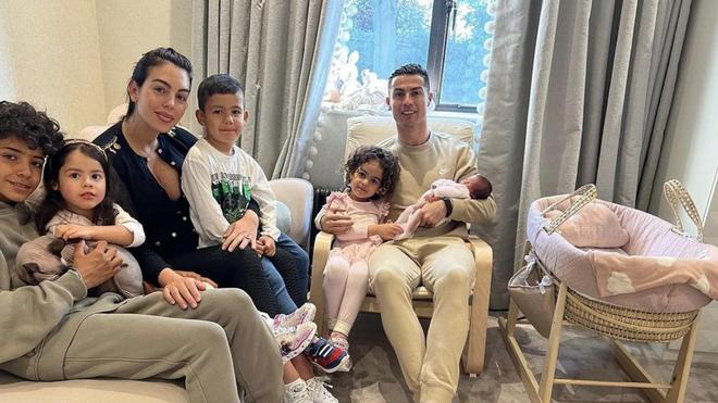 "Qu’on est bien chez soi" : après le drame, Cristiano Ronaldo présente sa fille sur Instagram