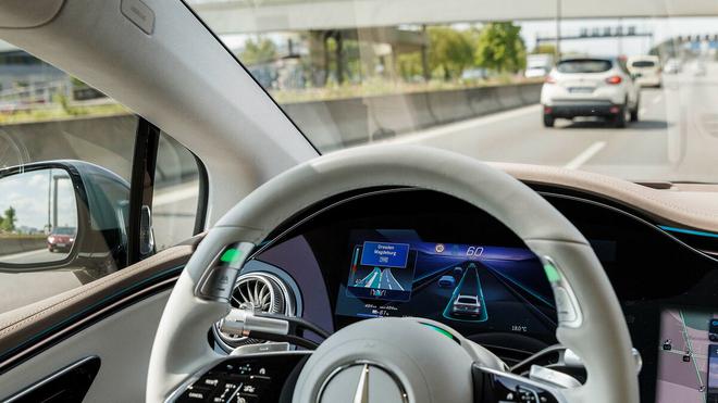 Avec son système permettant de lever les mains du volant, Mercedes veut doubler Tesla sur les voitures autonomes