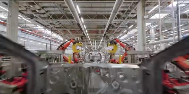 Visite de la gigafactory de Tesla en Allemagne par un drone [vidéo]