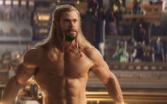 Thor - Love and Thunder : nu comme un ver, Chris Hemsworth fait chavirer Zeus et tout l'Olympe