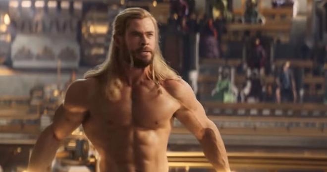 Thor - Love and Thunder : nu comme un ver, Chris Hemsworth fait chavirer Zeus et tout l'Olympe