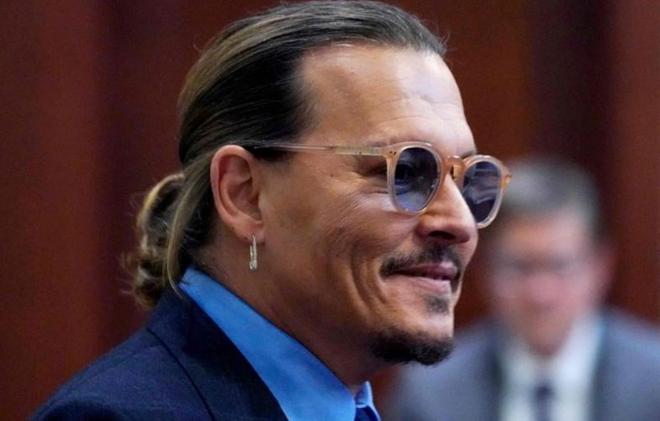 Johnny Depp : une célèbre chanteuse affiche son soutien pour l’acteur après qu’il lui ait sauvé la vie !