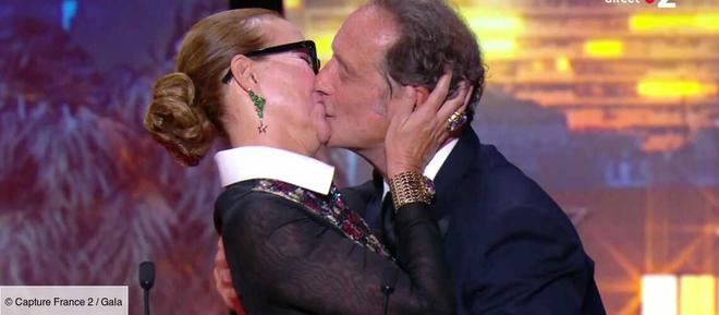 VIDÉO – Carole Bouquet et Vincent Lindon : ce baiser inattendu échangé en clôture du festival de Cannes