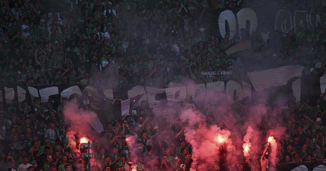 Foot: Auxerre retrouve la L1 10 ans après et envoie Saint-Etienne en L2, les supporters envahissent le terrain et lancent des fumigènes