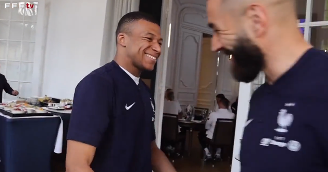 Équipe de France : les retrouvailles en vidéo de Benzema avec les Bleus... et Mbappé