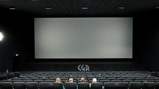 Fréquentation en baisse, places trop chères, concurrence des plates-formes... comment sauver le cinéma français ?