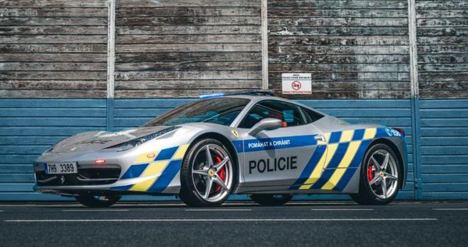 Cette Ferrari 458 intrigue les passants en République tchèque