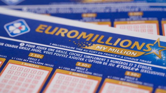 Ce couple gagne 4,2 millions d’euros à l’EuroMillions, leur réaction est incroyable…