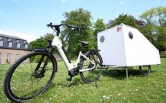 Martha : Maxmess invente une remorque électrique innovante pour transformer son vélo en camping-car