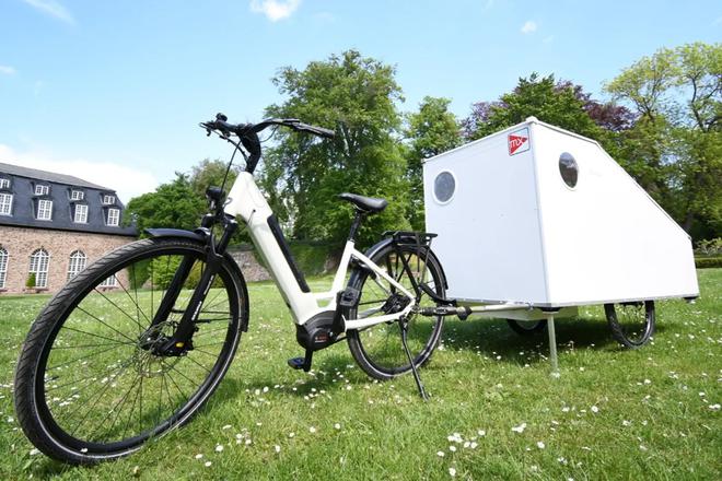 Martha : Maxmess invente une remorque électrique innovante pour transformer son vélo en camping-car