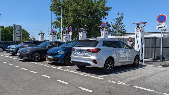 Pourquoi vous risquez de galérer à charger votre voiture électrique s’il fait chaud