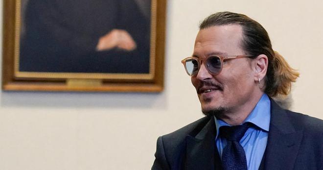 Perruque, poudre et brocarts... Johnny Depp dans la peau de Louis XV pour Maïwenn