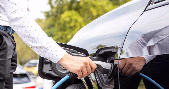 Voiture électrique: freiner ou accélérer, la Commission partagée