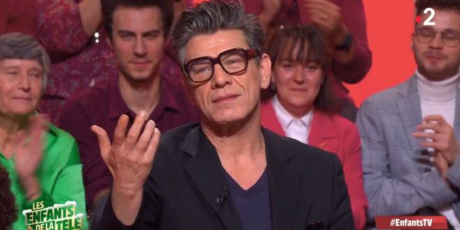 « Il voulait qu’on soit tous nus » : Marc Lavoine en string, le chanteur se retrouve gêné face aux images