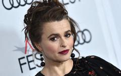 Contre la cancel culture, Helena Bonham Carter prend la défense de J.K. Rowling et de Johnny Depp