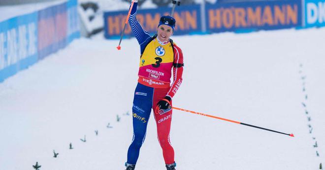 Biathlon: emmené par une grande Julia Simon, le relais féminin français s'impose à Hochfilzen