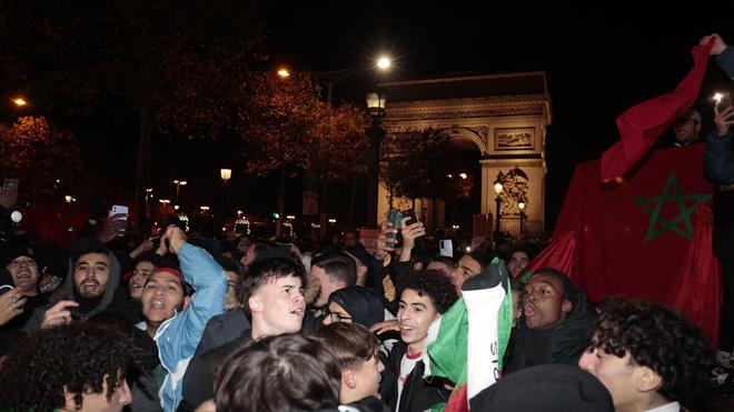 «On n’a pas peur de Mbappé, on a Ziyech !» : les Marocains aux anges sur les Champs-Elysées