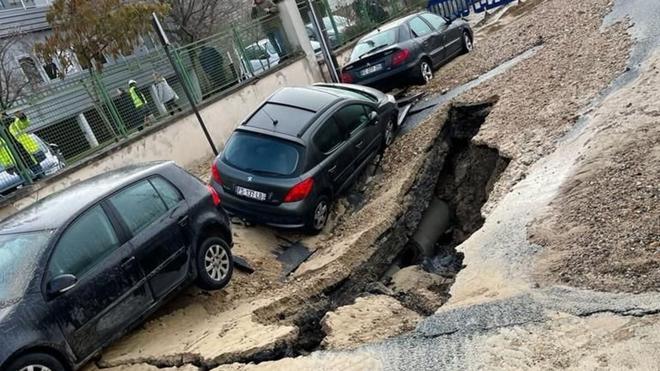 Caves inondées, chaussée effondrée… à Saint-Maur, branle-bas de combat après la rupture de canalisation