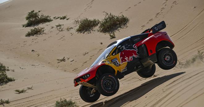 Dakar : Loeb fonce, Al-Attiyah temporise, les motos au coude à coude