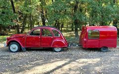 Il fabrique une mini caravane à partir d’une 2 CV Acadiane et c’est magnifique !