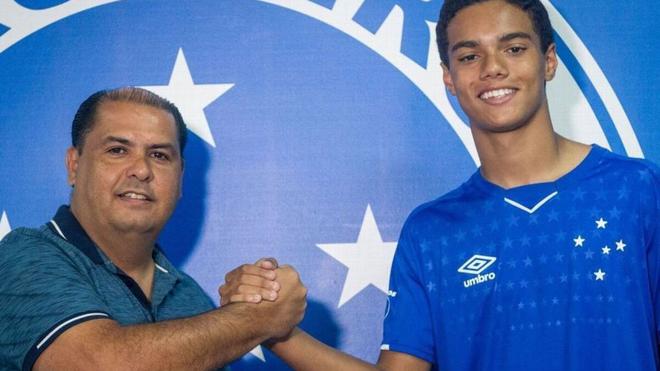 Joao Mendes, le fils de Ronaldinho, signe au FC Barcelone