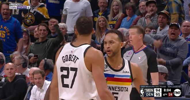 NBA : quand Gobert, furieux contre les arbitres, se fait calmer par... le coéquipier qu'il avait frappé