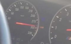 Il roule à 300 km/h sur l’autoroute… et se filme en même temps !