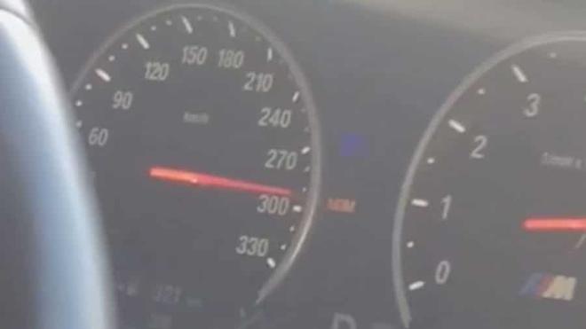 Il roule à 300 km/h sur l’autoroute… et se filme en même temps !