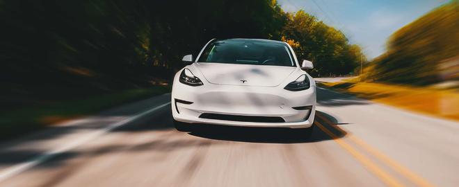 Elon Musk promet que ses Tesla auront un mode totalement autonome fin 2023