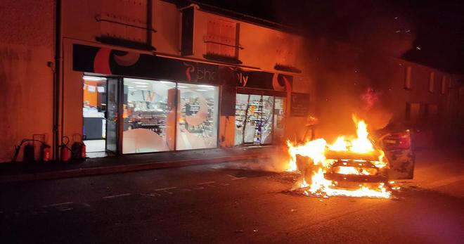 «On voit ça dans les films» : au sud de Nantes, un commerce attaqué avec une voiture bélier incendiée