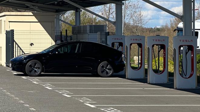 Quels sont les risques liés à la chaleur en voiture électrique l’été ?