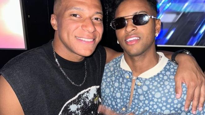 PSG : Kylian Mbappé pose sur Instagram avec Rodrygo, l’ailier du Real Madrid