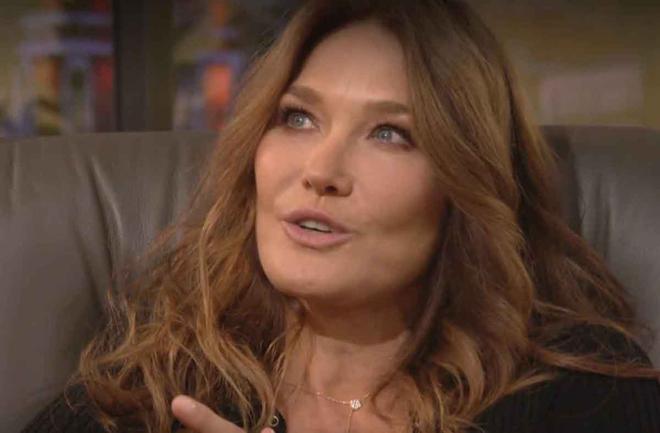 Carla Bruni cigarette entre les orteils : ses drôles de photos de vacances