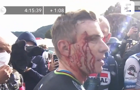 Tour d’Espagne : Evenepoel chute lourdement après avoir percuté une spectatrice (vidéo)