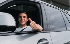 Remco Evenepoel pose avec son nouveau bolide à 75 000€. Cadeau d’un sponsor