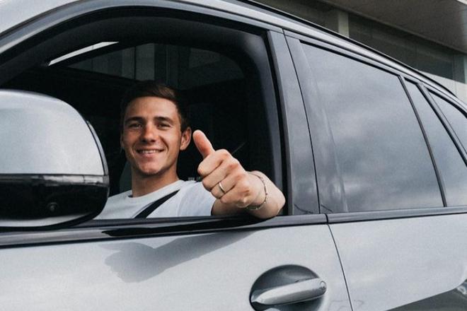 Remco Evenepoel pose avec son nouveau bolide à 75 000€. Cadeau d’un sponsor