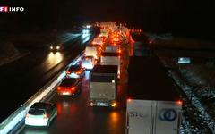 VIDÉO - De la neige, du froid et du verglas : l'éprouvante nuit d'un millier d'automobilistes sur l'A13