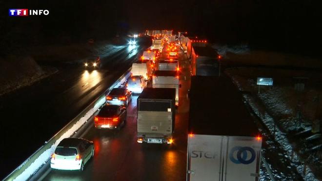 VIDÉO - De la neige, du froid et du verglas : l'éprouvante nuit d'un millier d'automobilistes sur l'A13