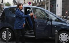 La voiture électrique d’Anne Hidalgo pèse-t-elle vraiment plus lourd que les SUV qu’elle entend chasser de Paris ?