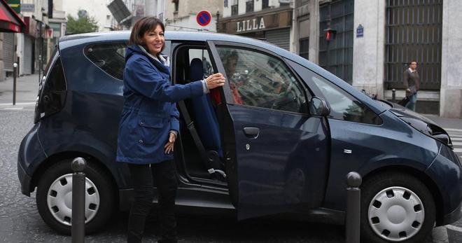 La voiture électrique d’Anne Hidalgo pèse-t-elle vraiment plus lourd que les SUV qu’elle entend chasser de Paris ?